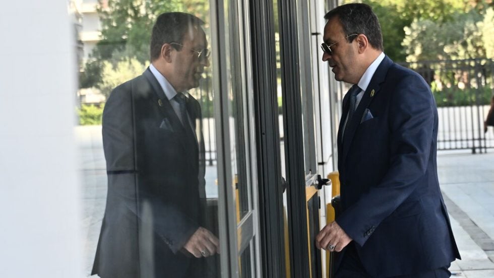 Ο Βασίλης Στίγκας θα διαβεί και πάλι την πόρτα των δικαστηρίων παρέα με τους βουλευτές του κόμματός του και τον «σκιώδη αρχηγό» Ηλία Κασιδιάρη